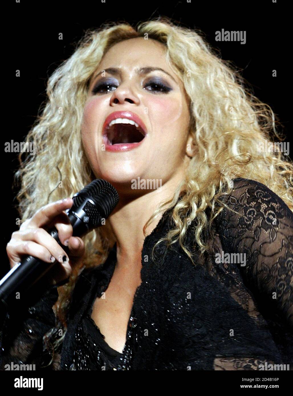 Shakira 2003 hi-res stock photography and images - Alamy